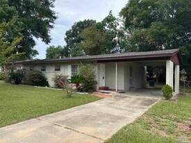 3268 Creighton Rd in Pensacola, FL - Building Photo