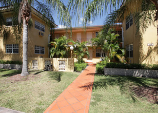 301 Madeira Ave in Coral Gables, FL - Foto de edificio - Building Photo