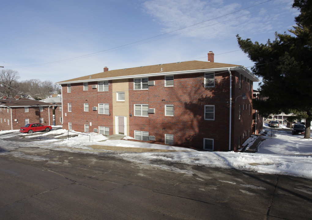 Dundee Creek Apartments in Omaha, NE - Building Photo