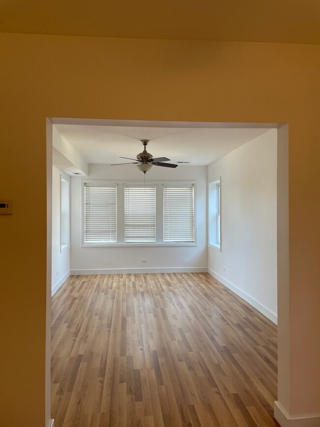 5055 W Montana St, Unit 2 in Chicago, IL - Foto de edificio - Building Photo