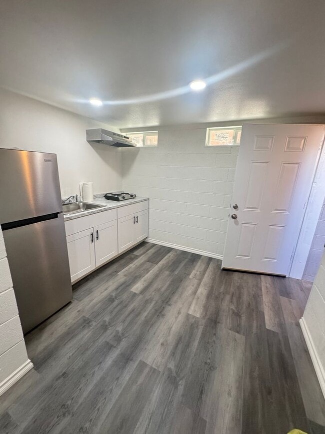 9719 Priscilla St in Downey, CA - Foto de edificio - Building Photo