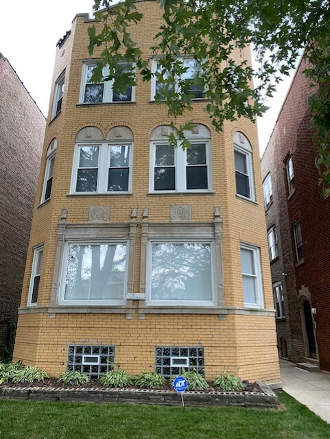 8522 S Bennett Ave, Unit #1 in Chicago, IL - Building Photo