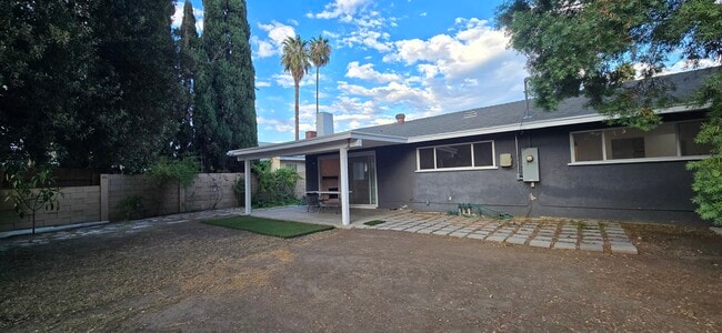 10937 Collett Ave in Granada Hills, CA - Building Photo - Building Photo
