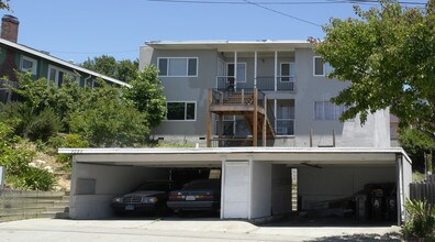 3066 Macarthur Blvd in Oakland, CA - Foto de edificio - Building Photo