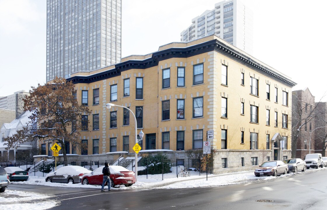 751-757 W Bittersweet Pl in Chicago, IL - Building Photo