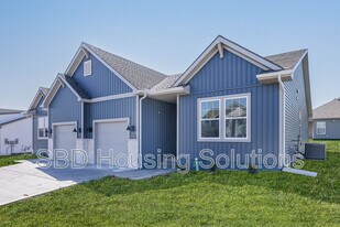 12420 S Parkwood Ln in Lee's Summit, MO - Building Photo