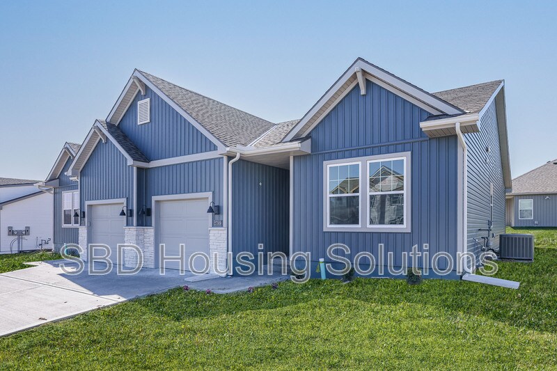 12420 S Parkwood Ln in Lee's Summit, MO - Building Photo