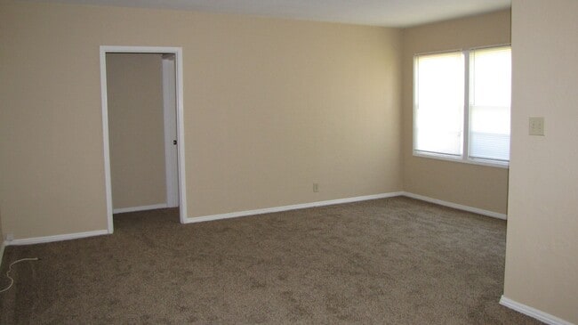 105 Brighton Way in Bakersfield, CA - Foto de edificio - Building Photo