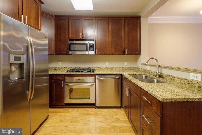 2101 N Monroe St, Unit 105 in Arlington, VA - Foto de edificio - Building Photo