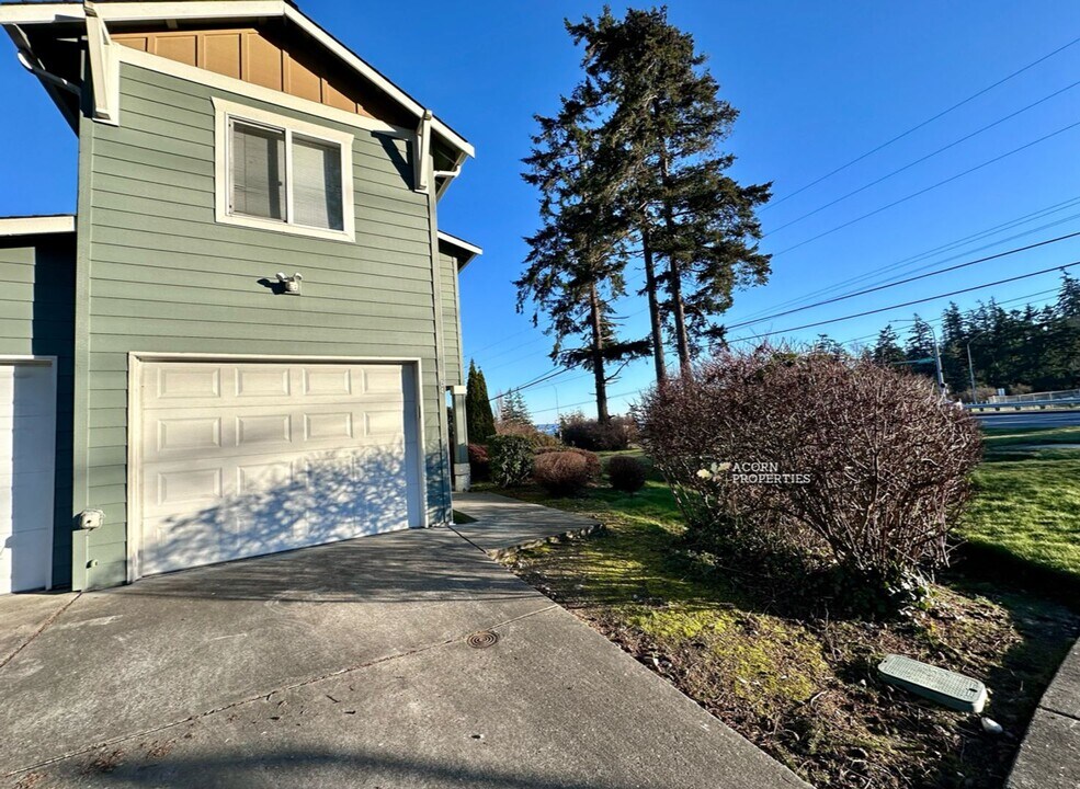 915 SW Kimball Dr in Oak Harbor, WA - Building Photo