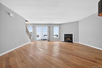 2003 Regent Dr in Mt Kisco, NY - Foto de edificio - Building Photo