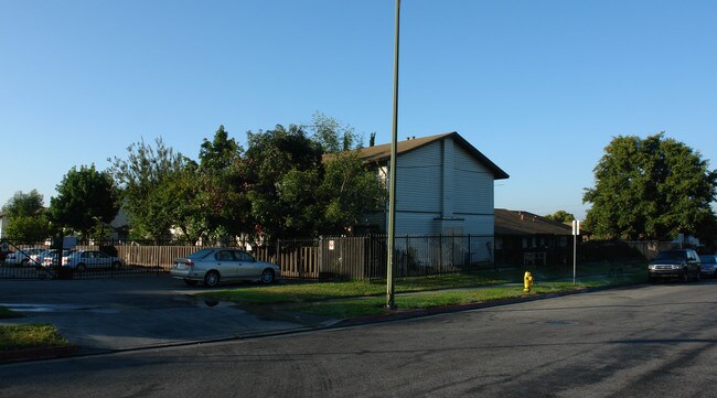 2626-2654 Mueller Ave in San Jose, CA - Foto de edificio - Building Photo