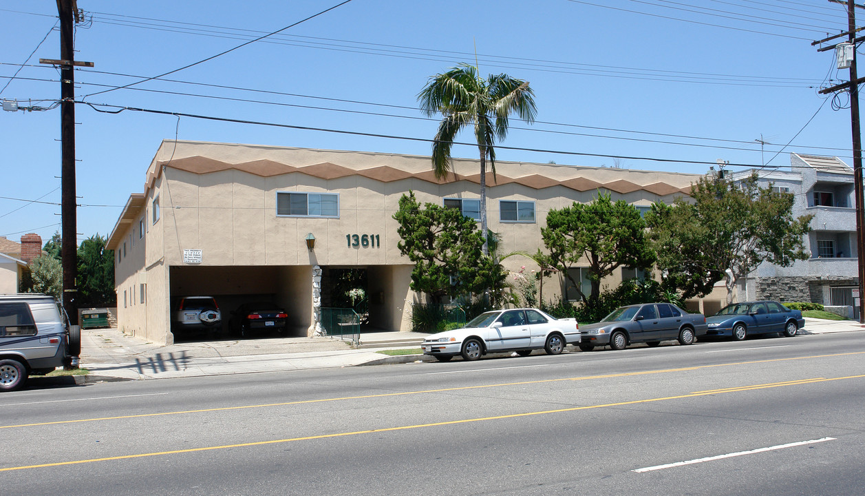 13611 Vanowen St in Van Nuys, CA - Foto de edificio