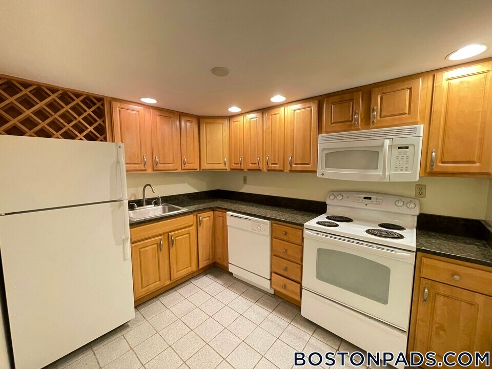 109 Queensberry St in Boston, MA - Building Photo