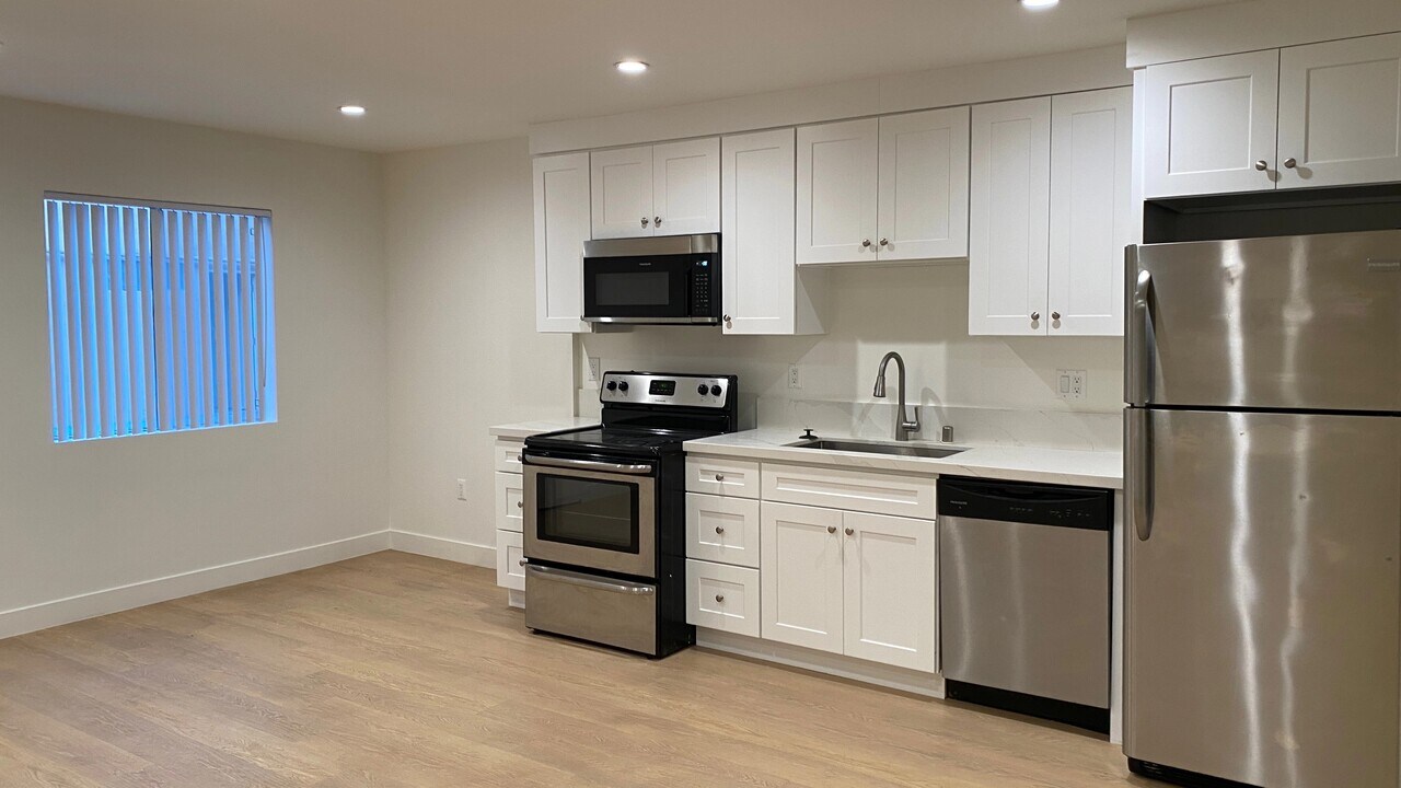 10760 Rose Ave in Los Angeles, CA - Building Photo