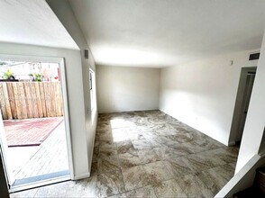 6915 W 16th Dr in Hialeah, FL - Foto de edificio - Building Photo