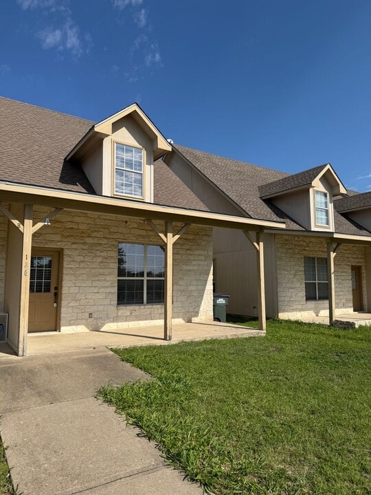 126 Sandstone Dr in Jarrell, TX - Building Photo