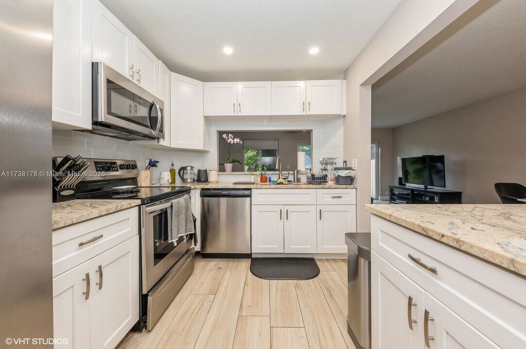 1950 Discovery Cir E in Deerfield Beach, FL - Building Photo