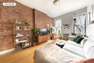 989 Seneca Ave in Queens, NY - Building Photo
