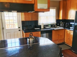 983 Lester Ave in Reno, NV - Foto de edificio - Building Photo