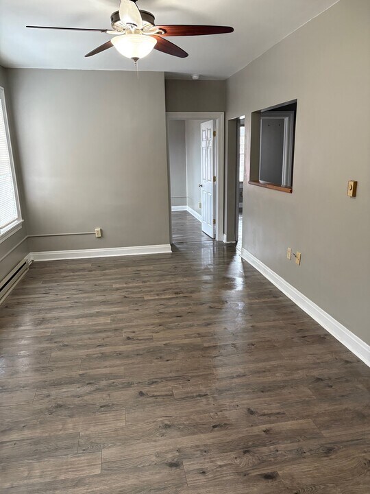 652 Adams Ave, Unit Apartment 2 in Huntington, WV - Building Photo
