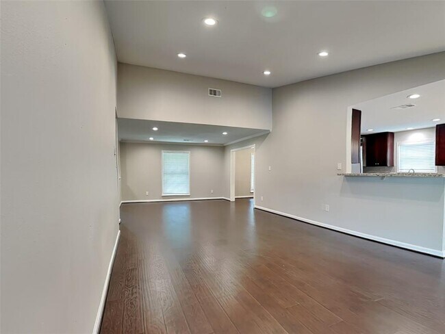 8127 Twin Hills Dr in Houston, TX - Building Photo - Building Photo