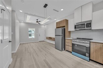 19 S 25th St in McAllen, TX - Foto de edificio - Building Photo