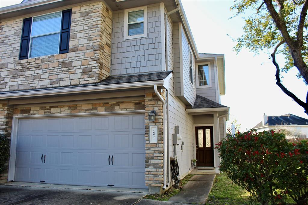 247 Drake Run Ln in Dickinson, TX - Building Photo