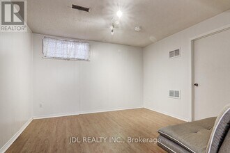 653-653 Village Pkwy in Markham, ON - Building Photo - Building Photo