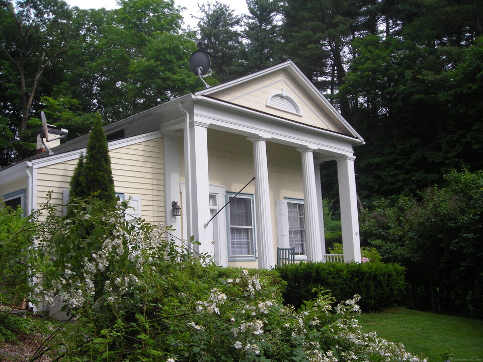 5 Lakeside Dr in Stamford, CT - Foto de edificio