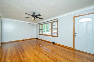 6708 Madison Ave in Urbandale, IA - Building Photo - Building Photo