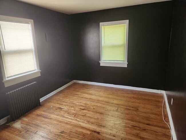 122 Moffatt Ave, Unit 122 Moffatt Ave # 3