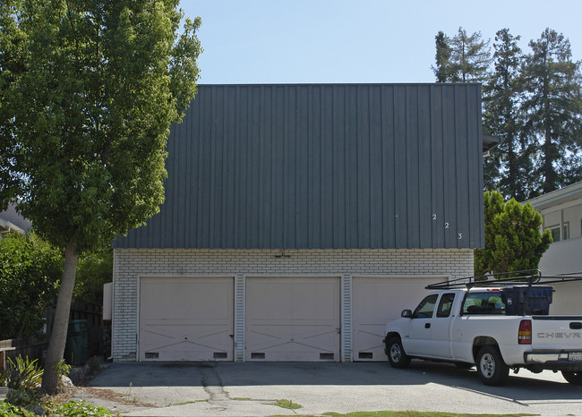 223 Lincoln Ave in Redwood City, CA - Building Photo - Building Photo