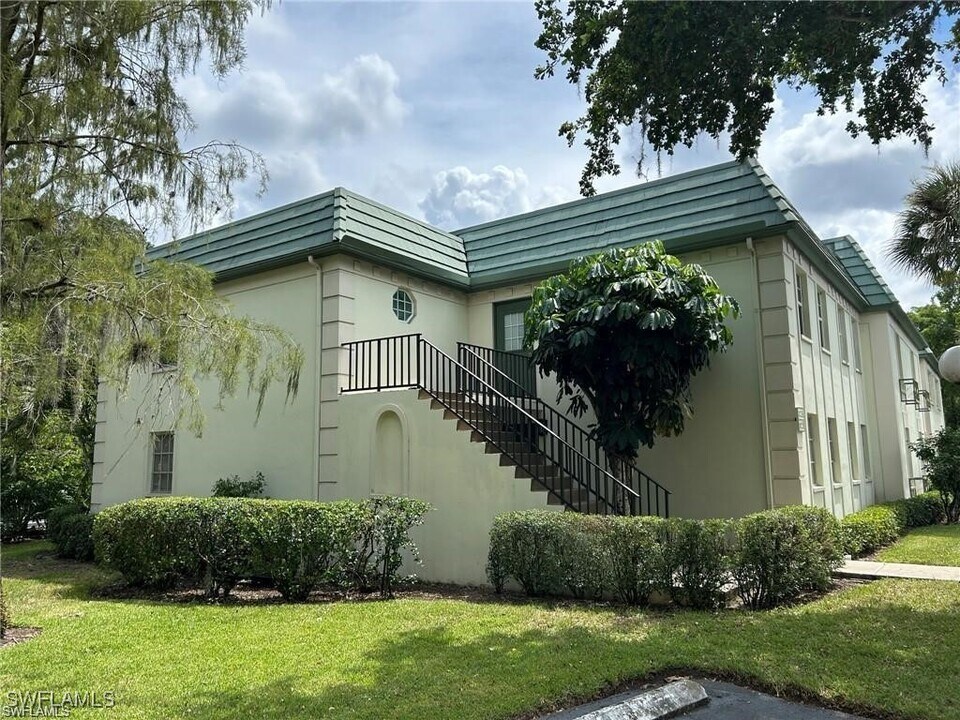 104 Bobolink Way in Naples, FL - Building Photo