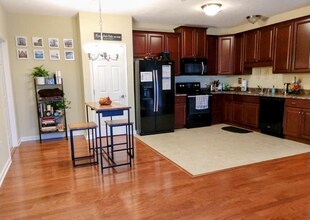 115 Alma Mater Dr in State College, PA - Foto de edificio - Building Photo