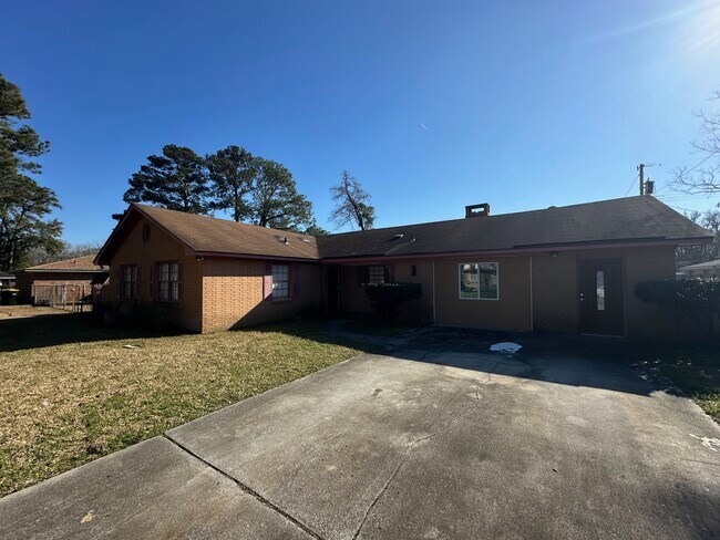 1425 Claremont Cir in Savannah, GA - Building Photo - Building Photo