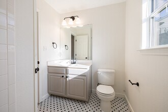 2210 Holly St in Austin, TX - Building Photo - Building Photo