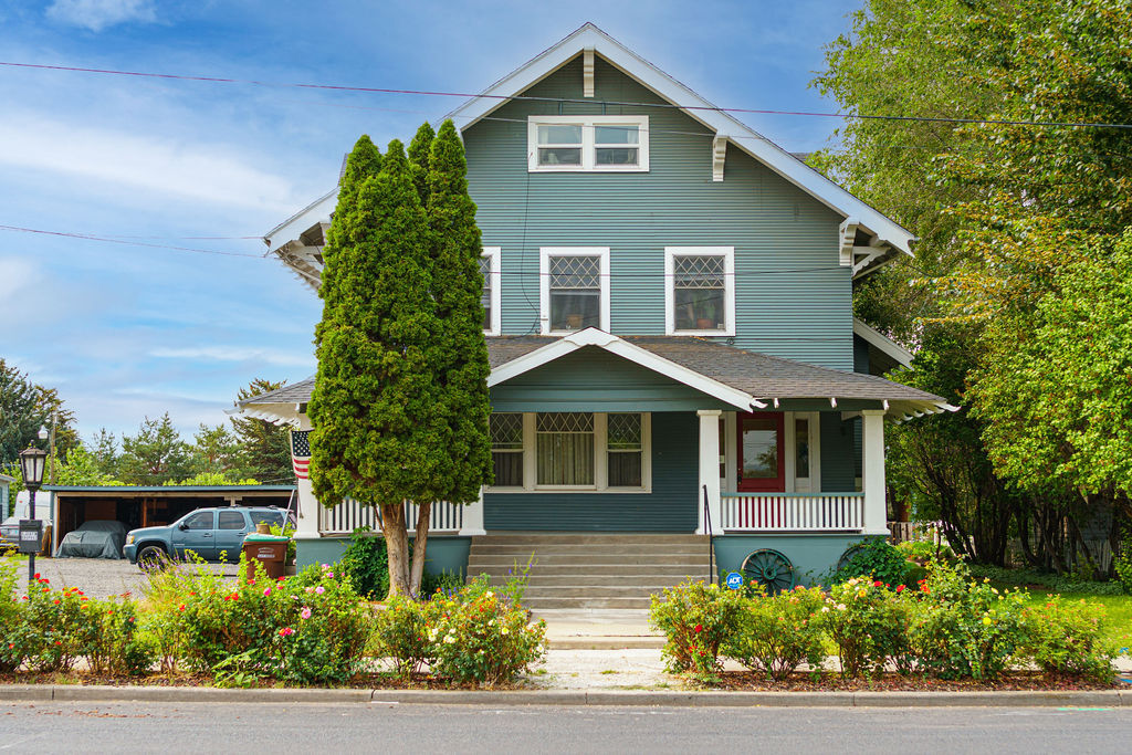 330 W 1st St in Prineville, OR - Building Photo