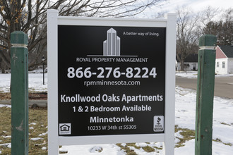 Knollwood Oaks Apartment in Hopkins, MN - Building Photo - Building Photo