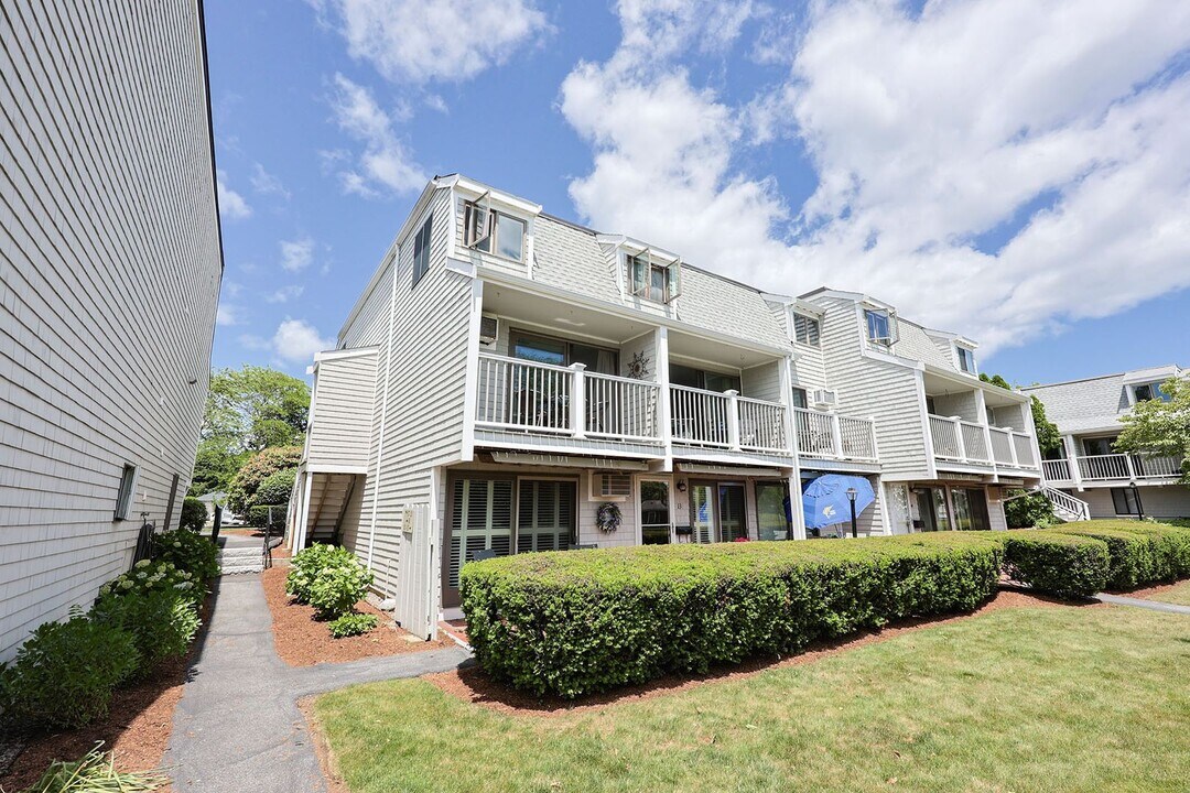 19 Atlantic Rd in Gloucester, MA - Building Photo