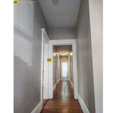 31 Chester St, Unit 1 in Boston, MA - Foto de edificio - Building Photo