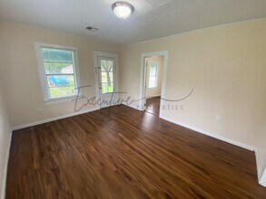 407 S Knapp Ave in Iowa, LA - Building Photo - Building Photo