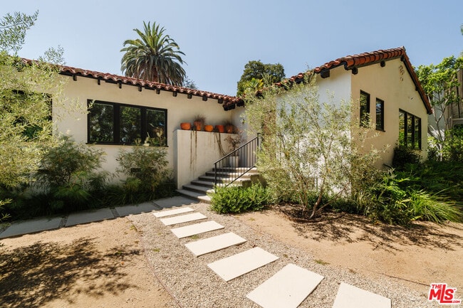 2443 N Vermont Ave in Los Angeles, CA - Building Photo - Building Photo
