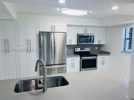16171 Blatt Blvd in Weston, FL - Building Photo