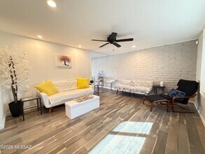 8271 E Kenyon Dr in Tucson, AZ - Building Photo - Building Photo