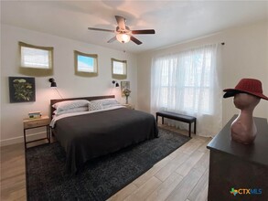 729 Milestone Pk in New Braunfels, TX - Foto de edificio - Building Photo