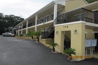706 W Dixie Ave in Leesburg, FL - Foto de edificio - Building Photo