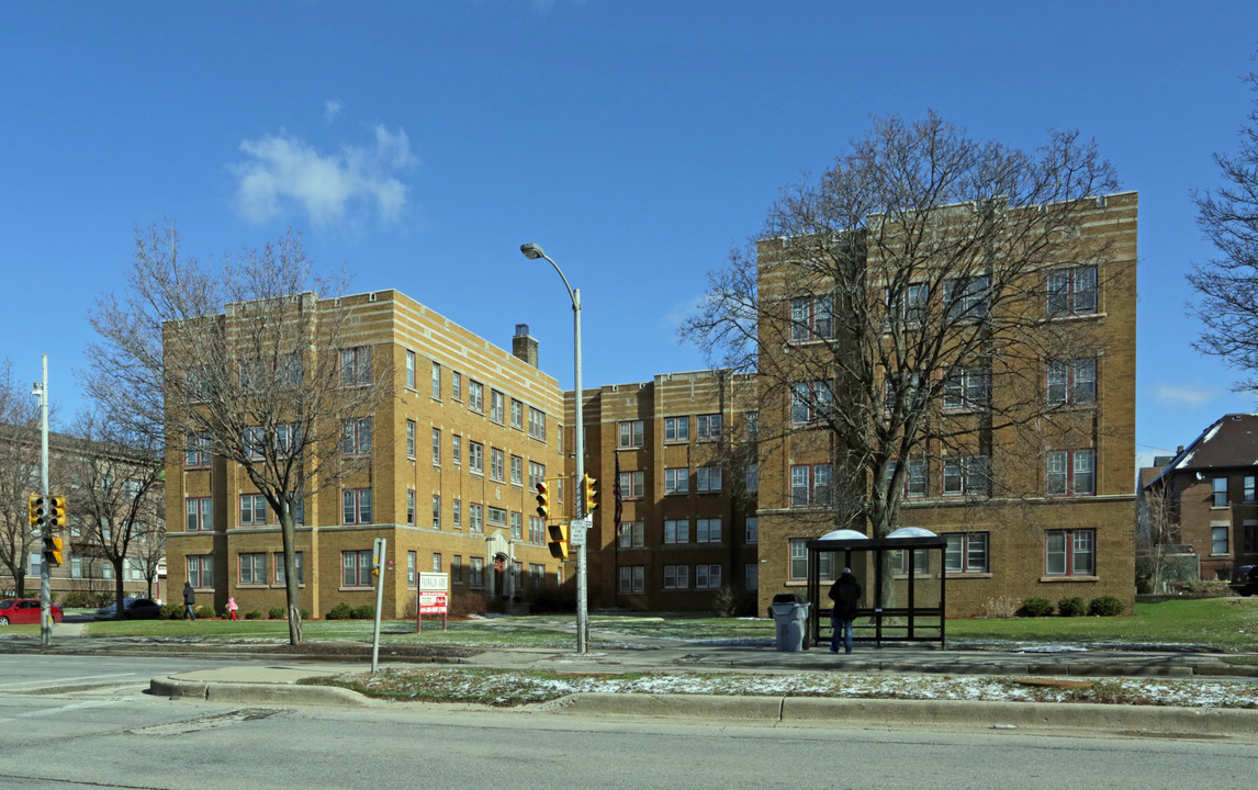 Franklin Arms Apartments in Milwaukee, WI - Building Photo