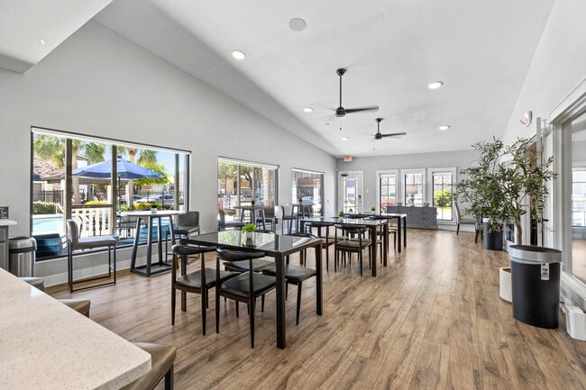 The Abbey at Energy Corridor in Houston, TX - Building Photo - Building Photo