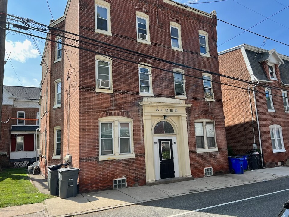 109 N York St in Pottstown, PA - Building Photo